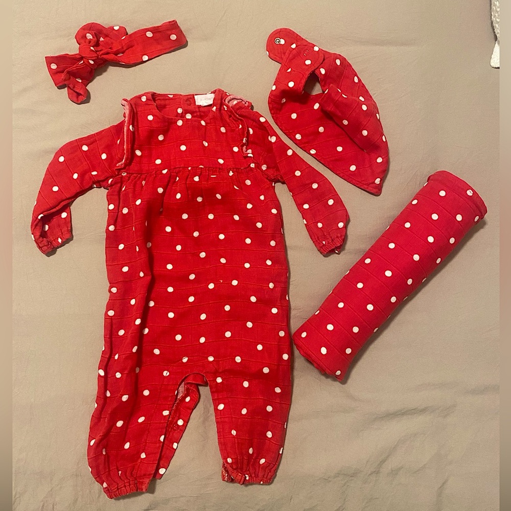 Like new Angel Dear muslin set in size 6-12 month